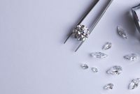 Layout,Of,Round,Cut,Diamond,On,Tweezers,With,Other,Diamonds